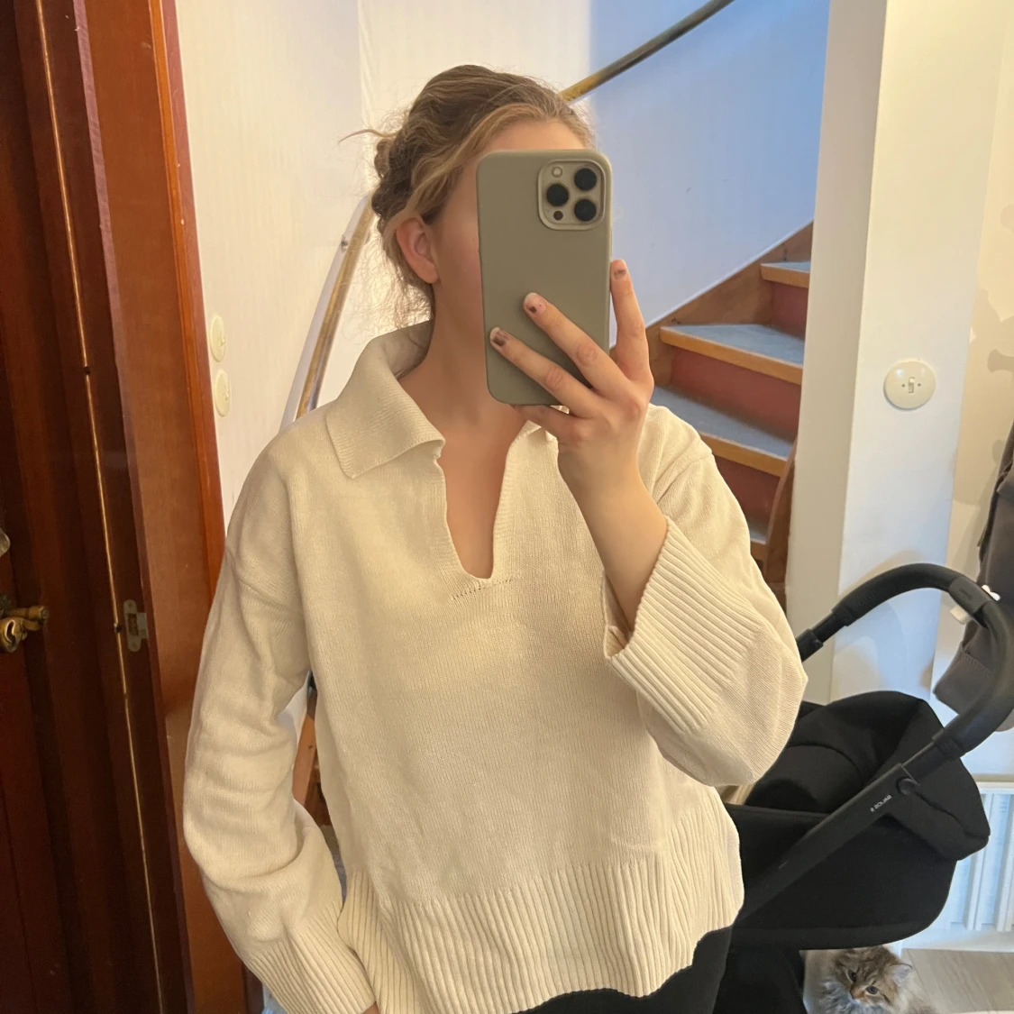 Beige stickad tröja med krage - 1