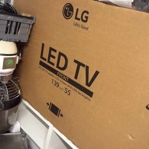LG LED TV 55" (139 cm) Smart Tv  - Stor LG LED TV med 55 tum skärm (139 cm). Skarp bild och tunna ramar, perfekt för film och spel. TV:n ser ut att vara i gott skick utan synliga skador eller slitage. Levereras med originalkartong. Passar utmärkt för vardagsrum eller kontor.