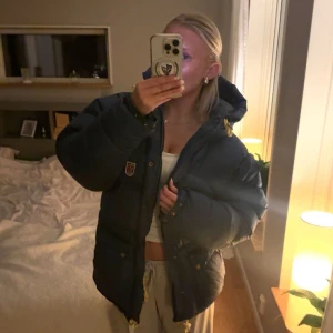 Fjällräven jacka - Säljer nu min fina fjällräven expedition jacka. Den är knappt använd då jag köpt en annan jacka. Passar en S-M. 