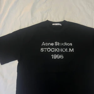 Acne studios st s - Acne studios t shirt i fint skick (8/10) i storlek S men passar M bättre. Passformen är baggy och t-shirten passar runt 180 cm | skickas med tag, skriv vid någon fundering✅ 