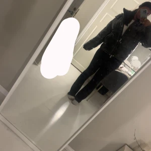 Mörkgrön pufferjacka med dragkedja - Säljer en mörkgrön, glansig pufferjacka🙏