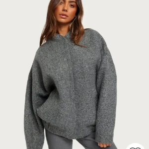 Bomber jacka - Skitsnygg grå bomber jacka från Neo Noir i storlek M, nypris 1299. Säljer då den inte passar mig