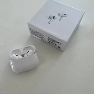 Trådlösa hörlurar Pro 2  - Stilrena trådlösa hörlurar med klart och balanserat ljud. Pålitlig anslutning och enkel användning. Levereras i originalkartong med laddningsetui och en 1 m lång laddkabel. Snabb leverans, alltid väl paketerat. Fråga gärna om du undrar över något!