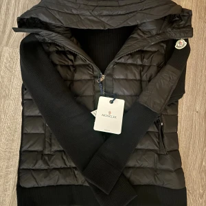  Moncler cardigan jacka - Storlek är M men passar S. Använd upp till 5 gånger. Kom Dm för fler bilder😁