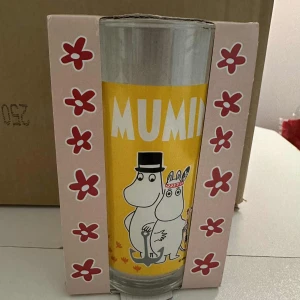 NYTT Muminglas gult  - Oanvänt i originalförpackning Samlarglas från Max   Moomin Glas