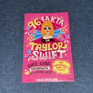 96 fakta om Taylor Swift - Upptäck 96 roliga fakta om Taylor Swift! Boken är fylld med quiz, citat, snabbfakta och extra allt – perfekt för dig som är Swiftie. Testa dina kunskaper, fyll i anteckningssidor och lär dig allt om din idol. Färgglada illustrationer och interaktiva sidor gör läsningen extra kul. OBS har skrivit i den men har suddat ut allt så det syns inte längre 