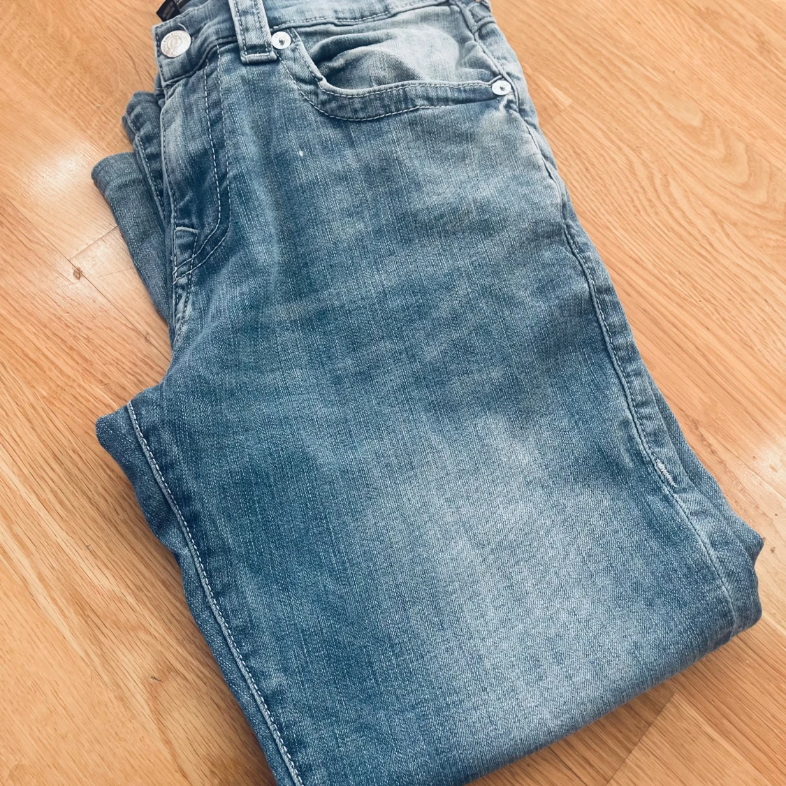 True Religion ljusblå jeans med fickdetalj