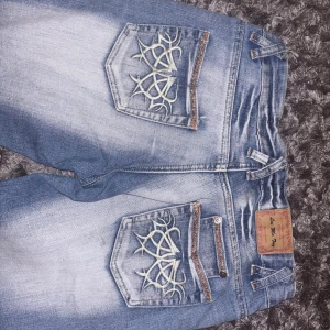 Washed utsvängda jeans - Washed utsvängda jeans i storlek M, men är väldigt liten i storleken då jag skulle säga S. De är även låga i midjan💕