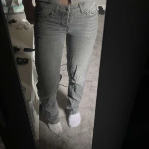 Grå raka jeans - Säljer ett par grå jeans från Levi's med klassisk femficksdesign och raka ben. Jeansen har normal passform och är tillverkade i mjukt denimtyg. Perfekta för dig som gillar en enkel och stilren look. Storleken är xxs men skulle säga den passar xs