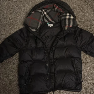 Burbarry jacka - Hej säljer nu med burbarry puffer jacket, den har gått igenom en kemtvätt vilket gör den puffigare. Vädligt fin vinterjacka. Den kan också göras till en väst genom att ta av armarna. Väldtigt smitdigt PASSAR XS,S priset kan diskuteras vid en snabb affär 