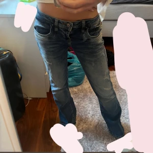 Lågmidjade blåa jeans - Hej, säljer dessa blåa jeans ifrån LTB, endast provade!
