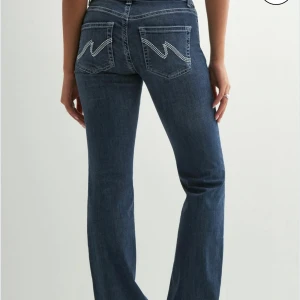 Lågmidjade jeans från Nelly - Funderar på att sälja mig jeans från Nelly💗 Väldigt bra skick och så sköna!! Går ända ner till hälen på mig som är 170☺️