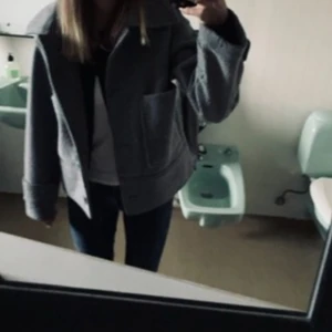 Kappa - Grå kappa från Kappahl perfekt till hösten,men fungerar super på vintern me! Inte använd jättemycket.