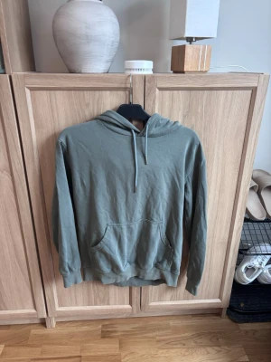Grön hoodie - Grön hoodie från hm i storlek XS. Använd en del 💞