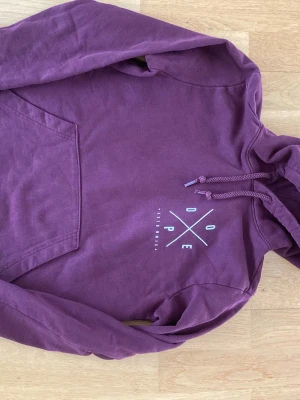 DOPE hoodie - DOPE hoodie - vinröd Storlek S Liten i storlek, mer som XS. Använd under skidveckorna.