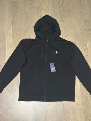 Hoodie  - Helt ny, skriv om du har frågor eller vill ha mer bilder.