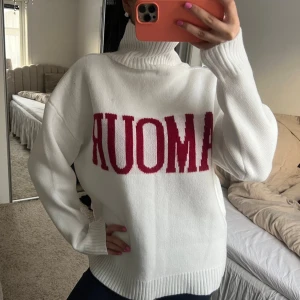 Stickad ”Amour” Tröja  - Aldrig använd! Går att ha texten fram och på ryggen. Storlek S/M 