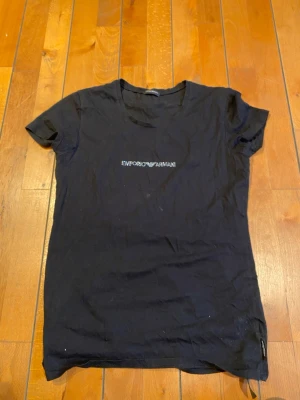 Armani Tshirt - Ganska gammal men bra använd armani tshirt, skriv vid frågor