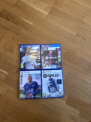 4 st FIFA  - Tja dem är i mycket bra skick alla spel fungerar och om jag vet rätt går alla att spela på ps5. Dem spelen som ingår är FIFA 23 ( ps5 ), FIFA 22 ( ps5 ), FIFA 21 ( Ps4 ), FIFA 18 ( ps4 