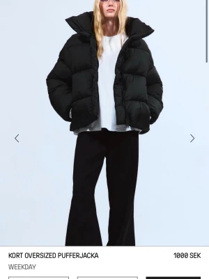 Svart oversized pufferjacka Weekday - Kort oversized pufferjacka från Weekday i svart. Helt ny med prislappen kvar!