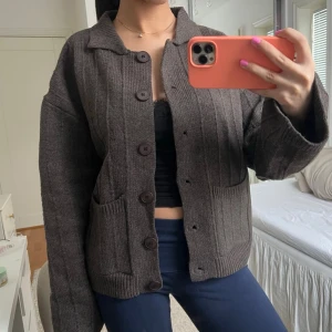 Stickad kofta  - Super fin kofta med detaljer! Aldrig använt, helt ny 