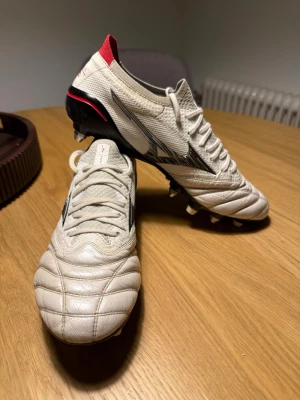 Mizuno Morelia Neo mij SG - Mizuno Morelia Neo Made In Japan SG. Storlek 41, är större i storlekarna än t.ex. Nike och Adidas. Skor i läder. Använda få tillfällen. Skruvdubb. Nypris 3799kr på Unisport.
