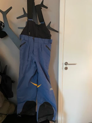 Peak skidbyxor skalbyxa  - Goretex skalbyxa med hängsle och hög midja som förhindrar snö att komma in . 