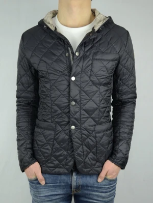 Colmar dunjacka  - COLMAR DUNJACKA  Storlek : IT46   Passform : Passar S/M  Användning : Jackan är i ett väldigt fint skick utan defekter  Nypris : Cirka 4000SEK  Modellen på bilen är 182CM och väger 77KG