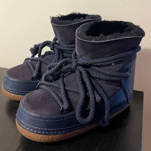 Mörkblå Inuikii - Säljer mina blåa inuikii boots i storlek 37. De är köpta för flera år sedan så har dessvärre inte kartongen kvar. Skorna är i bra skick, och har inga skavanker utöver lite slitage på färgen. Om fler bilder önskas så är det bara att skriva💕