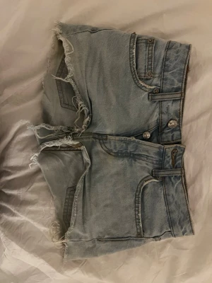 Ljusblå jeansshorts  - Ljusblå jeansshorts från lager 157, säljer då de är för små 🩷Hitta inte storlek men är rätt säker på att de är XS