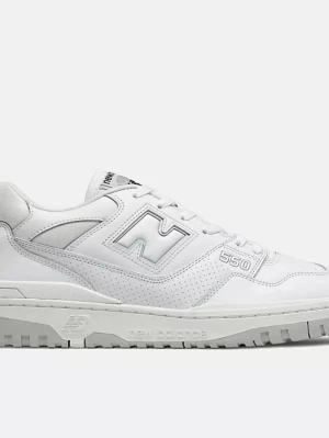 New Balance 550 vita sneakers, 38.5 - Säljer ett par New Balance 550 sneakers i vit färg. Skorna är i bra skick och använda ett fåtal gånger. 