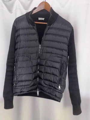 Moncler cardigan - Svart moncler cardigan storlek S/1  bra inför våren då den inte är för kall och inte för varm. Qr koden och scannen på sido armen funkar 
