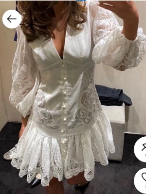 SÖKER!!!! Söker denna klänning från zimmermann💗 - SÖKER klänning från zimmermann i xs eller s!