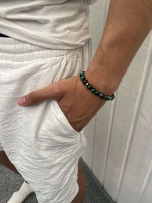 STENARMBAND 8mm - Mörkgrönt - Snyggt STENARMBAND från Montore. 8mm pärlor med metalldetaljer. Vid fler frågor eller funderingar, hör av dig!