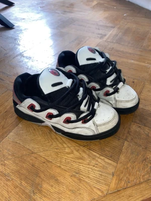 Osiris D3 og  - As feta Osiris d3 og skate skor i storlek 43. Skorna har små skavanker (visas på bild 4,5,6) annars är de i bra skick. Skorna kommer med original skosnören och skolåda. Priset kan diskuteras 