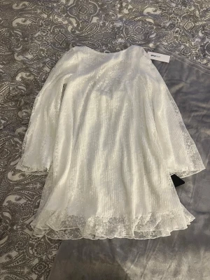 Vit klänning - Vit klänning med fint mönster och spetsdetaljer från Gina Tricot i storlek xs. Helt ny med prislapp.  Nypris 600kr.  Köp gärna bundle så kan vi komma överens om ett bra paketpris!