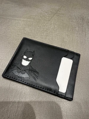  Batman plånbok  - 📦 Skickas alltid inom 24h 💬 Snabb och trygg kommunikation En liten detalj som lyfter hela din stil ✨ 