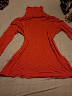 Orange turtle neck - En orange turtleneck, osäker på vart den kommer ifrån eftersom det står "Å" på tröjan. Har en tight passform för dig mer storlek M. Bra skick, möjligtvis lite använd, inge defekter synliga. Bra skick. Priset kan diskuteras 🫶