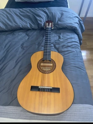 Gitarr  - Jag säljer en gitarr som inte är andvänd och inte behövs! Strängarna är helt perfekta men behöver stämmas.    modell: Cataluña SGN-C61NS den är storlek 3/4 och är anpassad för nybörjare och profisionella! 