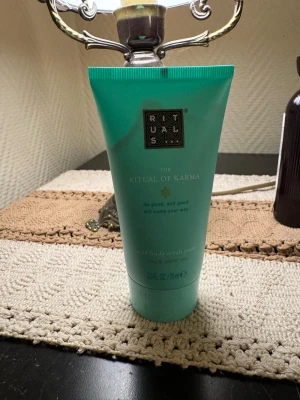 Rituals The Ritual of Karma body scrub - Oanvänd. En turkos tub med The Ritual of Karma mild body scrub paste från Rituals. Innehåller lera och vitt te, 70 ml. Perfekt för att exfoliera huden och ge en fräsch känsla. Snygg och stilren förpackning som är lätt att ta med.