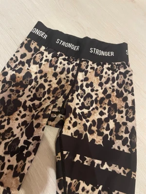 Stronger tights - Två par Stronger tränings tights! Båda storlek S! Pris kan diskuteras vid snabbt köp! 