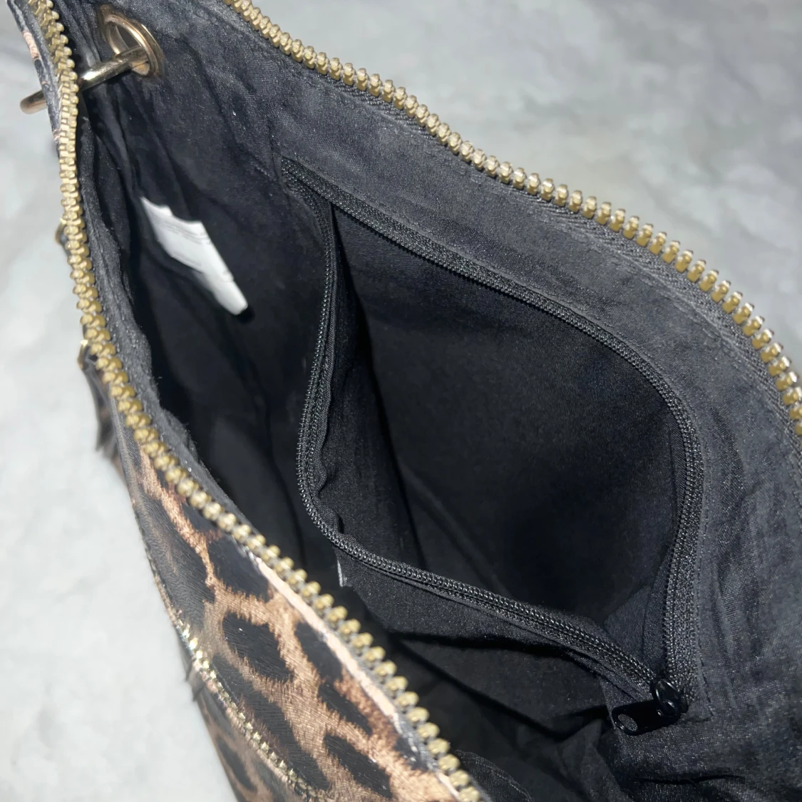 Leopardmönstrad axelväska med dragkedja - 2