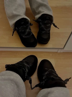 Svarta sneakers från UGG med päls - Säljer vidare dessa ugg lowmel Skickas med orginalförpackning och extra skosnören. Fick i julklapp men de passa dessvärre inte mig