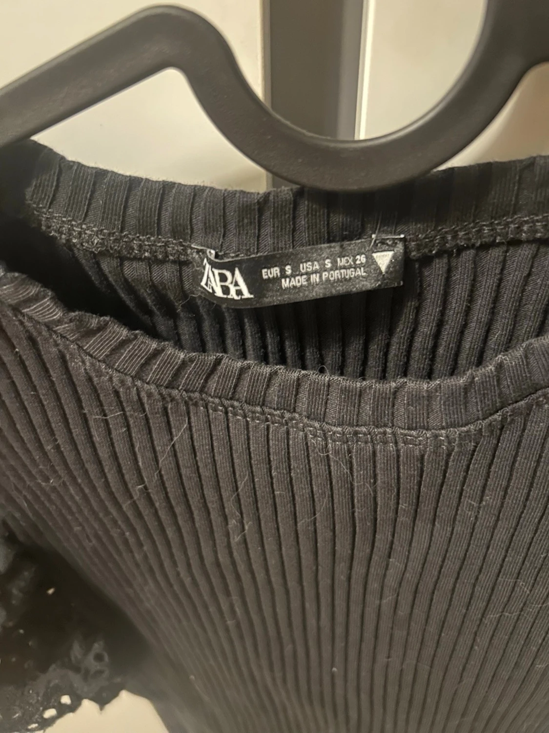 Svart blus med volangärmar från Zara - 1