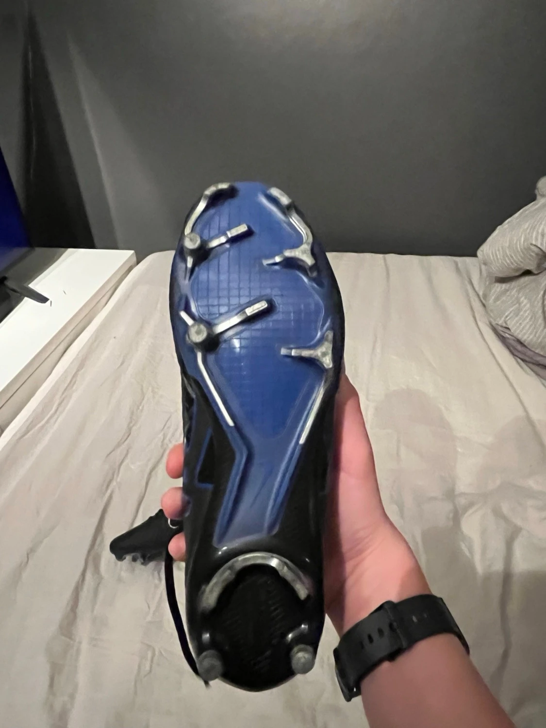 Nike svarta fotbollsskor med blå sula - 1