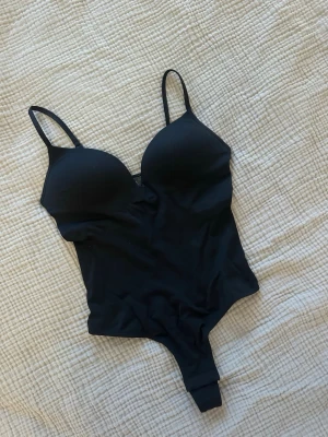 Hm- body. NY - H&M BODY SEAMLESS LIGHT SHAPE - SVART Stl. S Aldrig använd!! Som ny   Pris kan diskuteras!!💗