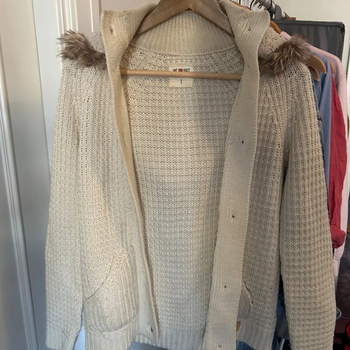 Stickad cardigan med päls luva - 1