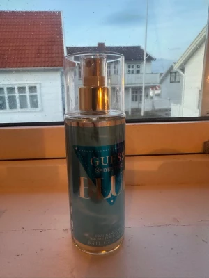 Guess Seductive Blue mist 250ml - Fräsch body mist från Guess i serien Seductive Blue. Flaskan rymmer 250 ml (8.4 fl. oz) och är perfekt för dig som vill ha en lätt och uppfriskande doft att spraya på under dagen. Luktar fräscht liknande i stil med cloud från ariana grande 