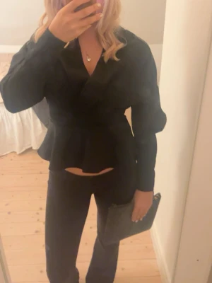 Super fin svart topp - Säljer denna svarta toppen då den aldrig kommer till användning💞