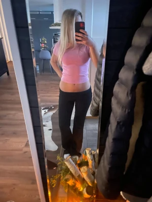 Ljusrosa croppad t-shirt - Säljer en jätte fin ljusrosa t-shirt som knappast blivit använd 